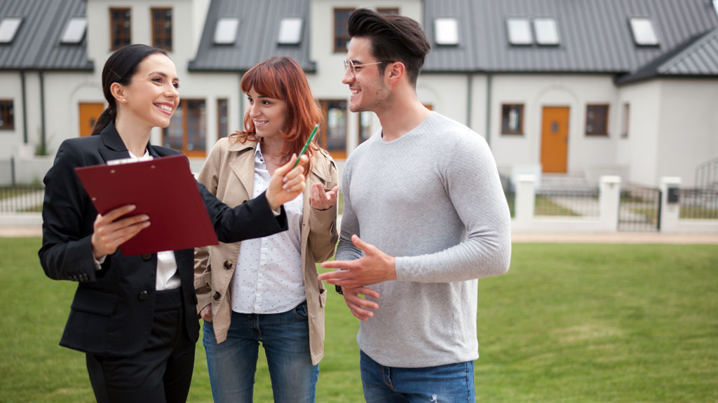 Vue extérieure d'une propriété de prestige avec allée gravillonnée et végétation soignée